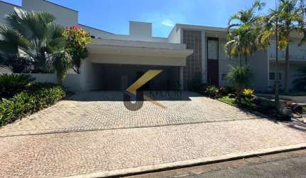 Casa em condomínio à venda no Residencial Villa Lombarda - Valinhos, 4 suítes com closet (1 térrea), lazer comum e garagem para 6 carros com oficina.