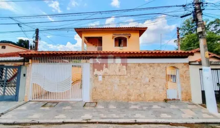 Sobrado no Horto com quintal, churrasqueira, 5 quartos, 2 salas e 10 vagas.