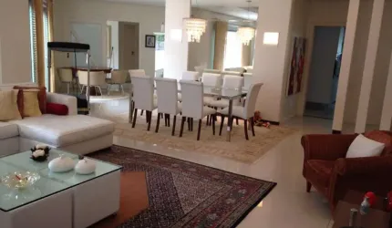Casa Residencial de 4 dorms no bairro Cacupé
