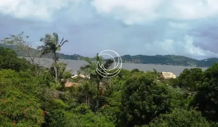 Casa Residencial de 3 dorms no bairro Lagoa Da Conceição