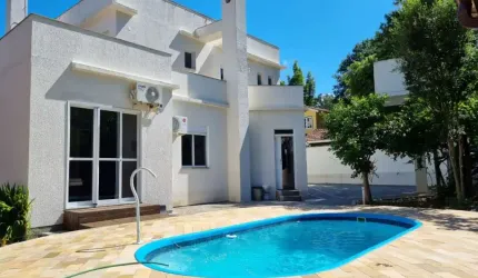 Casa Residencial de 4 dorms no bairro Cacupé