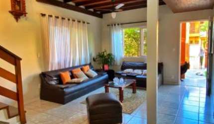 Casa Residencial de 5 dorms no bairro Rio Tavares