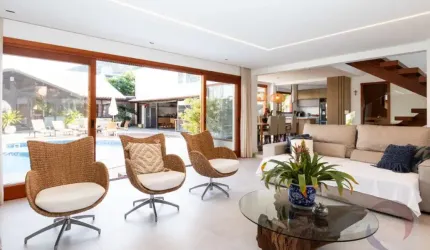 Casa Residencial de 4 dorms no bairro Rio Tavares