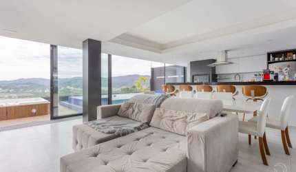 Casa Residencial de 4 suítes no bairro Trindade