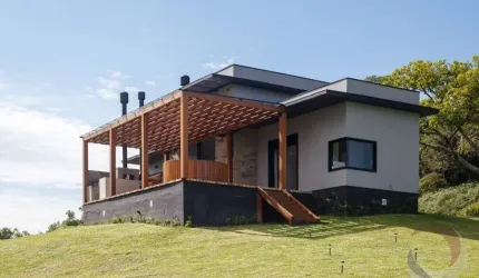 Casa Residencial de 4 dorms no bairro Rancho Queimado