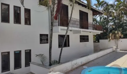 Casa Residencial de 6 dorms no bairro Centro