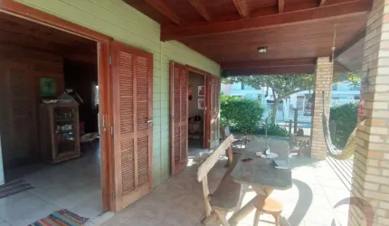 Excelente Casa Com 02 Dormitórios  No Bairro Campeche!