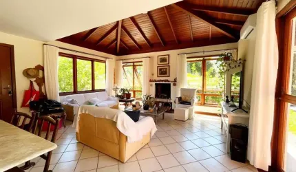 Casa em Condomínio fechado com 4 quartos sendo 1 suíte no Rio Tavares