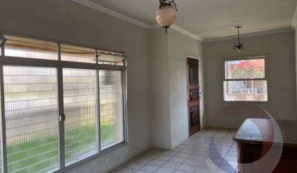 Casa Residencial de 4 dorms no bairro Coqueiros
