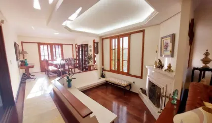 Casa Residencial de 6 dorms no bairro Córrego Grande