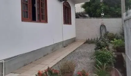Casa Residencial de 4 dorms no bairro Capoeiras