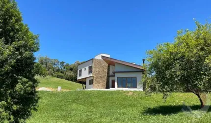 Casa Residencial de 4 dorms no bairro Invernadinha