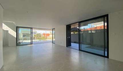 Casa Residencial de 4 dorms no bairro Lagoa Da Conceição