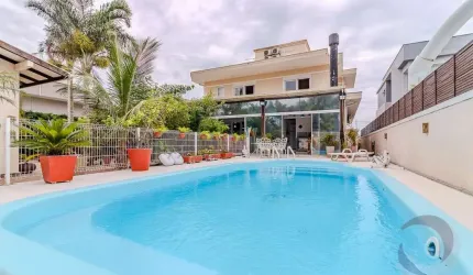 Casa Residencial de 5 dorms no bairro Campeche