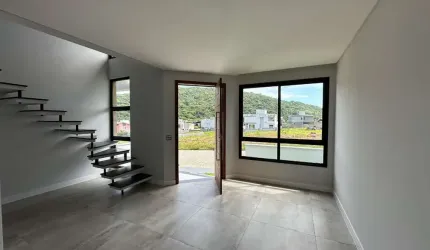 Casa Residencial de 4 dorms no bairro Rio Tavares