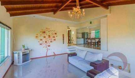 Casa Residencial de 4 dorms no bairro Trindade
