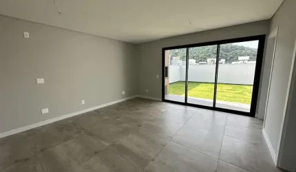 Casa Residencial de 3 dorms no bairro Rio Tavares