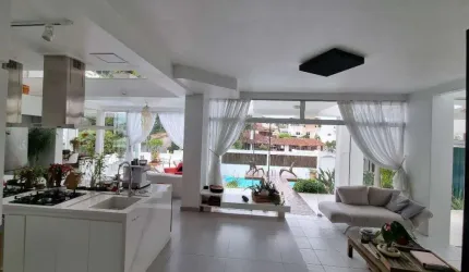 Casa Residencial de 8 dorms no bairro Agronômica