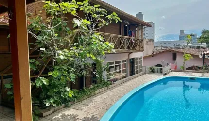 Casa Residencial de 4 dorms no bairro Capoeiras