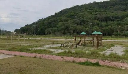 Terreno de 453.3m² no bairro Rio Tavares