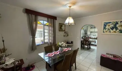 Casa Residencial de 6 dorms no bairro Capoeiras