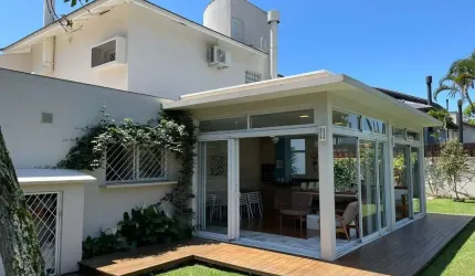 Casa Residencial de 4 dorms no bairro Lagoa Da Conceição