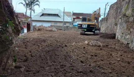 Terreno de 425m² no bairro Sambaqui