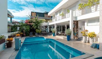 Casa Alto Padrão de 600m² com 4 suítes em Jurerê Internacional