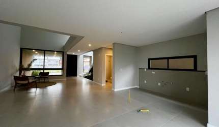 Casa Residencial de 208m² no bairro Rio Tavares