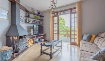 Casa com 3 andares e 5 dormitórios no bairro Córrego Grande