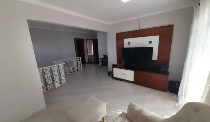 Casa ampla, com 3 dormitórios sendo 1 suíte e 2 vagas de garagem