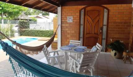 Casa residencial com 4 dormitórios no bairro Canasvieiras.