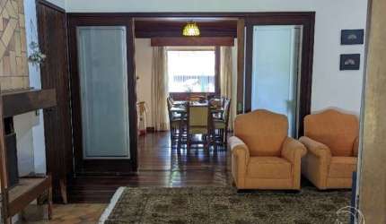 Casa residencial de 6 dormitórios no bairro Trindade