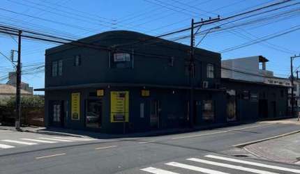 Prédio residencial e comercial no bairro Ipiranga