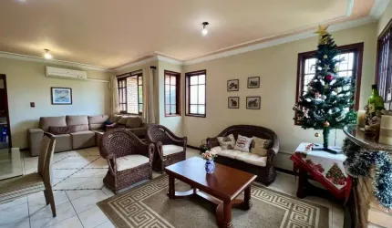 Casa Residencial de 264m² com 4 quartos em Cacupé