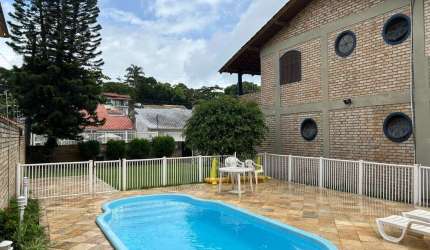 Casa residencial com 4 quartos no bairro de Canasvieiras