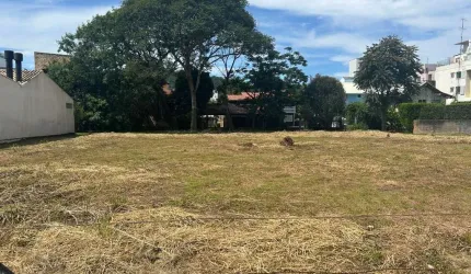 Terreno com 900m² em Jurerê, Florianópolis.