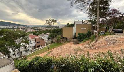 Terreno de 861,80m² no Córrego Grande