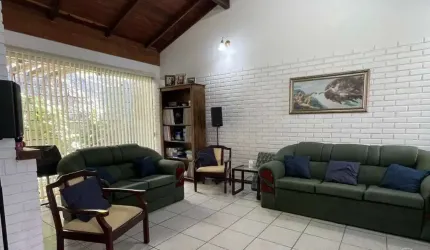 Casa Residencial de 250m² com 3 quartos na Carvoeira