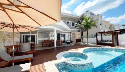 Casa de 551m² com 5 suítes em Jurerê