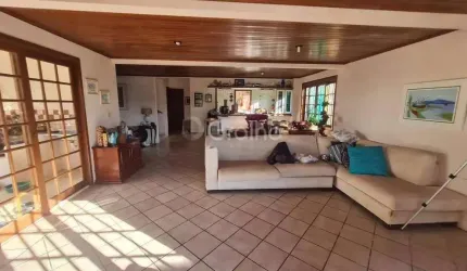 Casa de 244m² com 3 quartos sendo 1 suíte no Ingleses