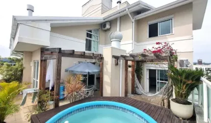 Cobertura de 140m² com 3 quartos sendo 2 suítes em Canasvieiras