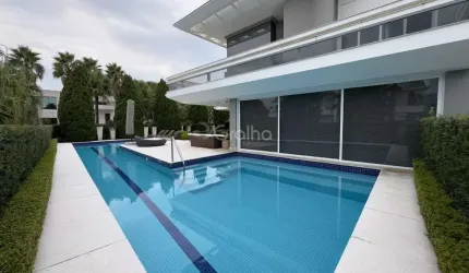 Casa residencial de 770 m² com 4 quartos sendo 4 suítes no bairro Jurerê