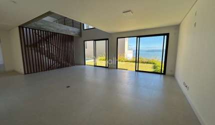 Casa de 427m² com 3 suítes no Cacupé