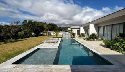 Casa térrea com 3 suítes e 540m² privativos em condomínio fechado no bairro Ratones, Florianópolis