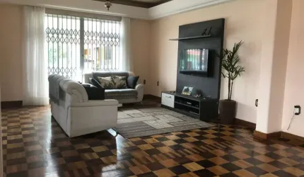 Casa Residencial de 4 dorms no bairro Centro
