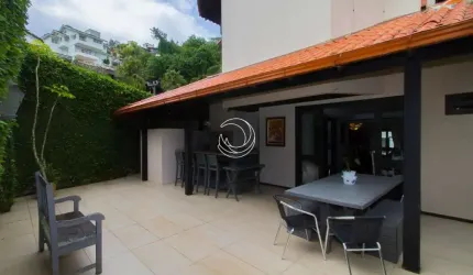Casa Residencial de 5 dorms no bairro Centro