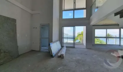 Duplex com 3 quartos sendo 3 suítes em Cacupé