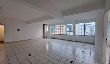 Prédio de 840m² no bairro Centro