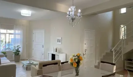 Casa Residencial de 4 dorms no bairro Balneário